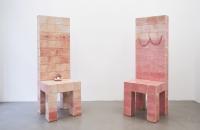 Katja Tönnissen, Bahmas, 2023, glasierte und bemalte Keramik, Acrystal, 160 x 60 x 60 cm | Courtesy: VAN HORN, Düsseldorf