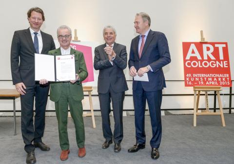 ART COLOGNE Preisverleihung 2015  Foto © koelnmesse v.l.n.r.: Kristian Jarmuschek (Vorsitzender BVDG), Hans Mayer (Preisträger), Jürgen Roters (Oberbürgermeister Köln), Gerald Böse (Vorsitzender der Geschäftsführung Koelnmesse)